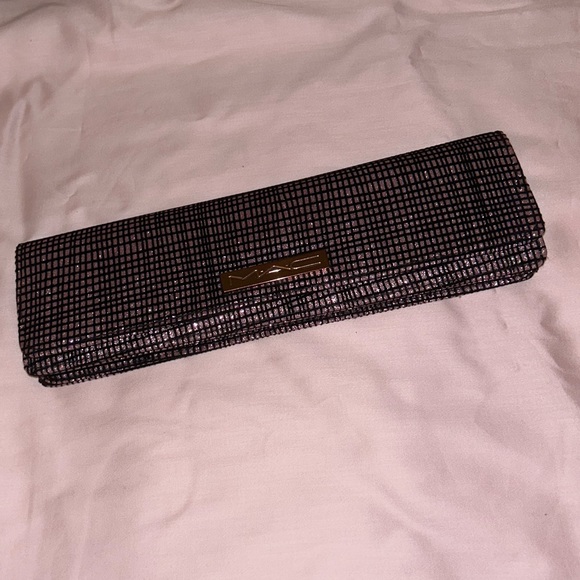 MAC Clutch- magenta and black metallic. - Picture 2 of 4